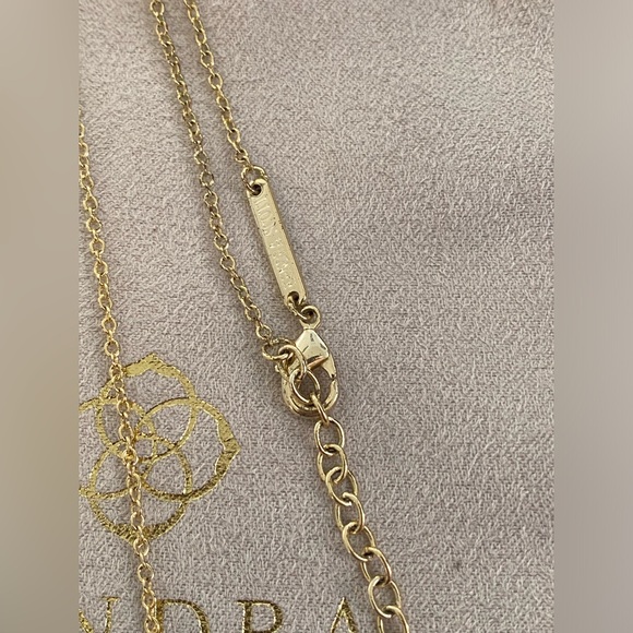 Kendra Scott Isla White Iridescent Quartz Pendant Necklace - Picture 6 of 9